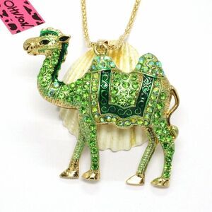 🐫 Betsey Johnson stunning  sparkling camel necklace 🐫